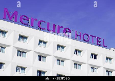 Bordeaux, Aquitanien/Frankreich - 10 28 2019: mercure Hotel unterschreibt Gebäudefassade in der Straße Stockfoto