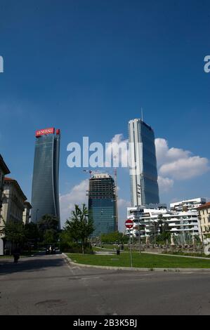 Italien, Lombardei, Mailand, Mailand Italien. Citylife Einkaufsviertel. Skyline, auf der linken Seite Generali Tower genannt Lo Storto durch Bogen. Zaha Hadid. Rechter Allianzturm mit dem Namen Il Dritto dell'arch. Harata Ysozaky. Im Zentrum von Torre Terza wurde die von Daniel Liberskind geschwungene Kurve genannt. Stockfoto