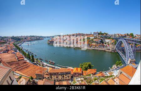 Blick über die Stadt Porto in Portugal, mit den Dächern und dem Fluss Douro und Der Dom Luís i Brücke Stockfoto