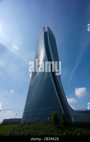 Italien, Lombardei, Mailand, Einkaufsviertel Citylife. Skyline, Generali Tower Genannt Lo Storto durch Bogen. Zaha Hadid. Stockfoto