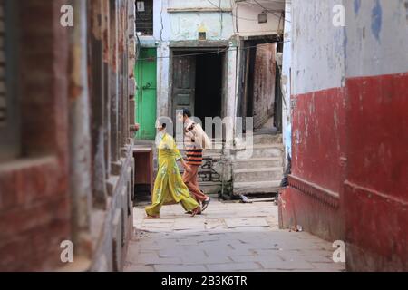 Indianerpaar spazieren auf der kleinen Gasse von Varanasi Stockfoto