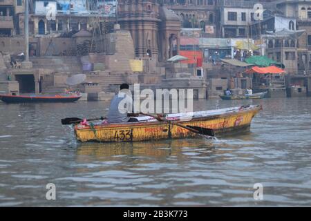 Ein Mann auf dem Boot am Ganga-Fluss Stockfoto