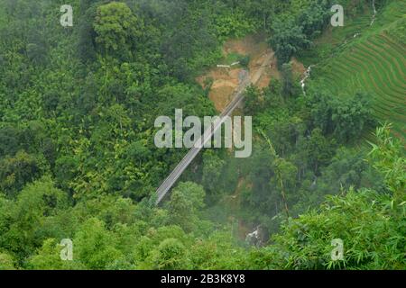 Bach, Regen, Tal, Viadukt, Bergland, Sa Pa, Vietnam Stockfoto