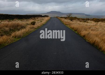 Fernblick über Ingleborough von der Keasden Road auf Clapham Common, Forest of Bowland, Yorkshire, England, Großbritannien Stockfoto