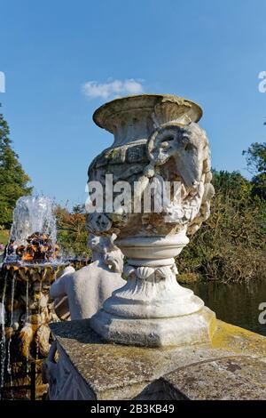 Eine Urne, die mit einem Rams Head auf einer Steinbalustrade in den italienischen Gärten im Hyde Park in Central London dekoriert ist. Stockfoto