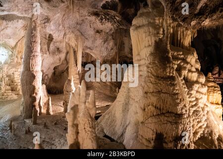 Italien, Marken, Genga, die Naturschau der Frasassi Caves mit scharfen Stalaktiten und Stalagmilben Stockfoto