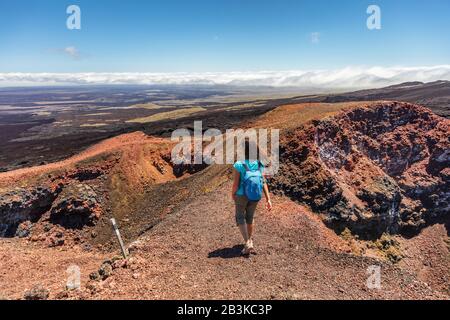 Galapagos Touristenwanderungen auf dem Vulkan Sierra Negra auf Isabela Island. Frau auf der Wanderung, die berühmte Sehenswürdigkeiten und Touristenattraktionen bei der aktiven Vulkancaldera, den Galapagos-Inseln Ecuadors, besucht Stockfoto