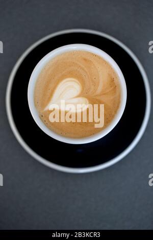 Herzförmiges Aufschäumen im Kaffee Stockfoto