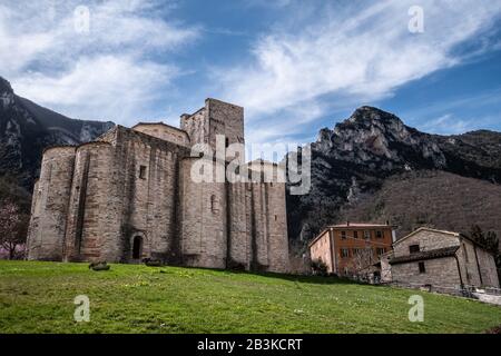 Italien, Marken, Genga, romanisches Kloster San Vittore im Monti-Sibillini-Nationalpark Stockfoto