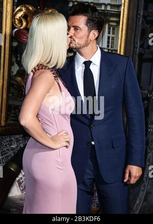 Hollywood, Vereinigte Staaten. März 2020. (Akte) Katy Perry Erwartet Das Erste Baby Mit Fiance Orlando Bloom. Katy Perry hat enthüllt, dass sie mit ihrem Verlobten Orlando Bloom ein Baby erwartet. Hollywood, LOS ANGELES, KALIFORNIEN, USA - 21. AUGUST: Sängerin Katy Perry und Fiance/Schauspieler Orlando Bloom treffen am 21. August 2019 in Hollywood, Los Angeles, Kalifornien, USA auf der "Carnival Row" von Amazon im TCL Chinese Theatre IMAX ein. (Foto von Xavier Collin/Image Press Agency) Credit: Image Press Agency/Alamy Live News Stockfoto