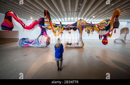 Eine Frau sieht ein Werk mit dem Titel Valkyrie Marina Rinaldi, 2014, von der Künstlerin Joana Vasconcelos, das Teil ihrer größten britischen Ausstellung bis heute, Jenseits, im Yorkshire Sculpture Park ist. Stockfoto