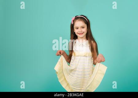 Süßes junges Mädchen hat einen Zahn verloren. Kind, dem ein Vorderzahn fehlt. Lustige zahnlose Mädchen lachen. Stockfoto