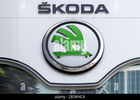 Bratislava, Slowakei - 28. August 2019: Skoda-Emblem bei einem der Autohäuser von Skoda in der Slowakei Stockfoto