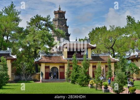 Turm der Fremde und Anmut 'Thap Phuoc Duyen', Thien-Mu-Pagode, Hue, Vietnam Stockfoto