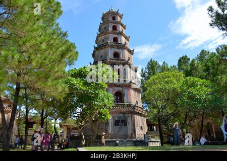 Turm der Fremde und Anmut 'Thap Phuoc Duyen', Thien-Mu-Pagode, Hue, Vietnam Stockfoto