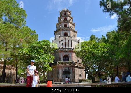 Turm der Fremde und Anmut 'Thap Phuoc Duyen', Thien-Mu-Pagode, Hue, Vietnam Stockfoto