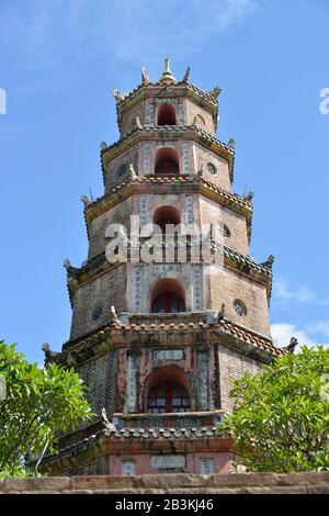 Turm der Fremde und Anmut 'Thap Phuoc Duyen', Thien-Mu-Pagode, Hue, Vietnam Stockfoto