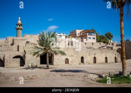 Aqaba, JORDANIEN - 31. JANUAR 2020: Touristen können an den Mauern der Festung spazieren. Blick auf den Innenhof der Burg Aqaba. Der Hauptplatz des Forts ist unter Sonnenlicht leer. Sonniger Wintertag. Klarer, wolkenloser blauer Himmel Stockfoto