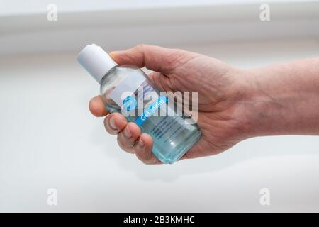 Frau, die ihre Hände mit hydroalkoholischen Gel waschen, um Krankheiten zu verhindern Stockfoto