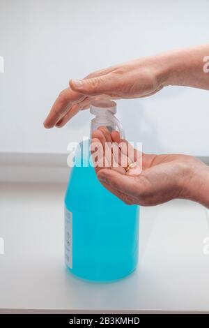 Frau, die ihre Hände mit hydroalkoholischen Gel waschen, um Krankheiten zu verhindern Stockfoto