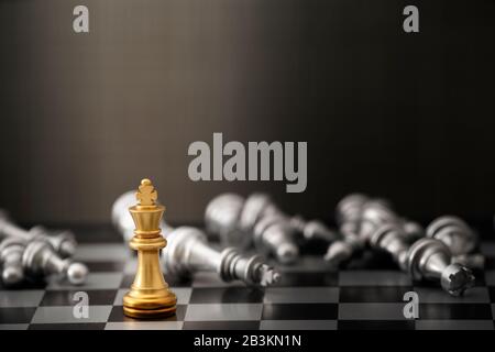 Goldenes und silbernes Schach auf Schachbrett, Geschäftskonzept Stockfoto