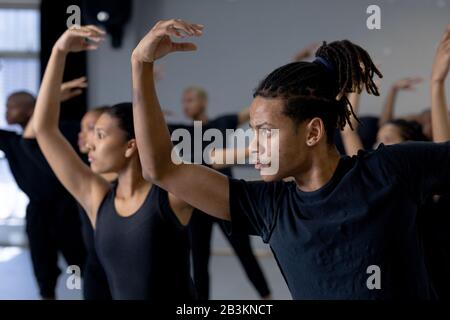 Mixed Race moderne Tänzer üben Tanzroutine in einem Studio Stockfoto