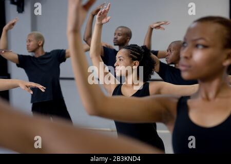 Mixed Race moderne Tänzer üben Tanzroutine in einem Studio Stockfoto