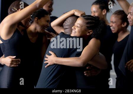 Mixed Race moderne Tänzer umarmen sich in einem Studio Stockfoto