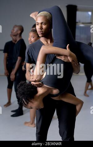 Zwei Tänzer, die in einem Studio eine Tanzroutine praktizieren Stockfoto