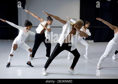 Mixed Race modern Dancers praktizieren eine Tanzroutine in einem Studio Stockfoto