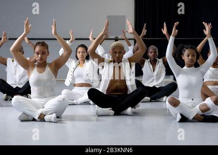 Mixed Race modern Dancers praktizieren eine Tanzroutine in einem Studio Stockfoto