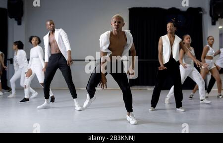 Mixed Race modern Dancers praktizieren eine Tanzroutine in einem Studio Stockfoto