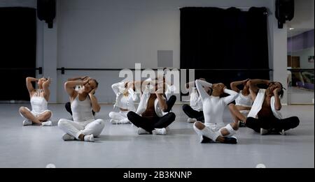 Mixed Race modern Dancers praktizieren eine Tanzroutine in einem Studio Stockfoto