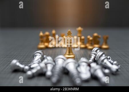 Goldenes und silbernes Schach auf Schachbrett, Geschäftskonzept Stockfoto