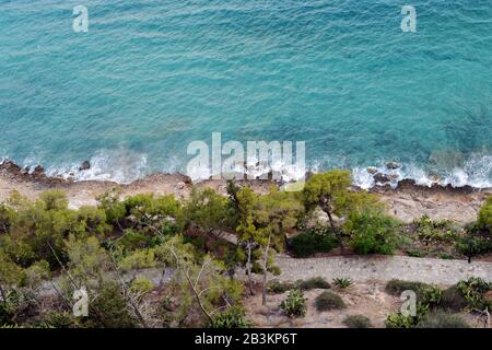 Arvanitias-Pfad und Meer in Nafplio von oben. Stockfoto