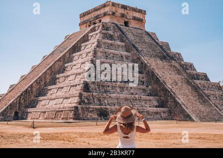 Eine Frau, die Reisetourismus in Chichen Itza, Maya-Riviera, Mexiko genießt Stockfoto