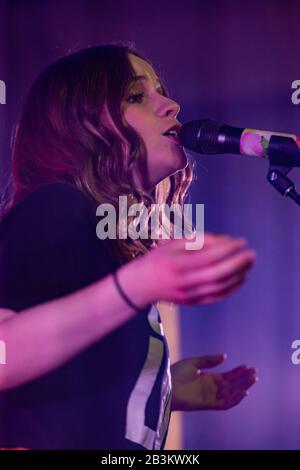 Glasgow, Schottland 4th. März 2020. Gabrielle Aplin tritt am ersten Tag ihrer letzten UK-Tour in St. Luke's auf Stockfoto