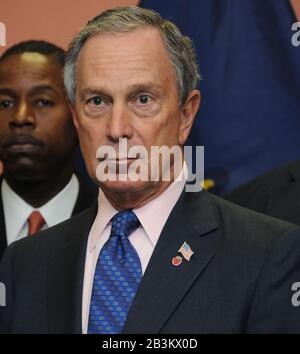 MIAMI BEACH - 26. April: Bürgermeister Michael Bloomberg spricht in Queens in der neu renovierten Belegschaft 1 Pflegeperson Zentrum auf Jamaica Ave. Auch auf dem Docket war der Sean Bell Versuch. Sean Bell war von Undercover NYPD Polizisten niedergeschossen, Offiziere Michael Oliver, 36, und Gescard Isnora, 29, stand wegen Totschlags während Officer Marc Cooper, 40, nur mit reckless Gefährdung aufgeladen wurde. Zwei anderen Shootern waren nicht aufgeladen. Oliver Abgequetscht 31 Schüsse; Isnora feuerte 11 Runden, und Cooper schoß vier Mal. Die 3 Offiziere aller falschen Tun durch Gerechtigkeit Arthur Cooperman heute gelöscht wurden in Queens Courth Stockfoto