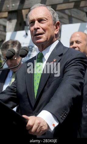 New YORK, New York - 17. AUGUST: NYC-Bürgermeister Michael Bloomberg (L) und Will.i.am von Den Black Eyed Peas machen am 17. August 2011 im Central Park Arsenal in New York City Eine Ankündigung: Michael Bloomberg Stockfoto