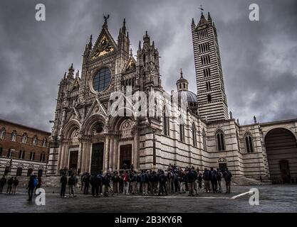 Italien, Toskana, Siena, Kathedrale von Siena, Wolken auf der Mariä-Himmelfahrt-Kathedrale Stockfoto