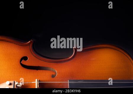 Schöne antike Geige auf schwarzem Hintergrund Stockfoto