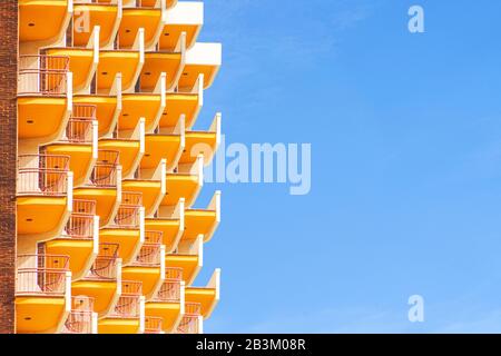 Hotelzimmer Balkone im modernen Gebäude. Geometrisches Muster des Balkons vor blauem Himmelshintergrund Stockfoto