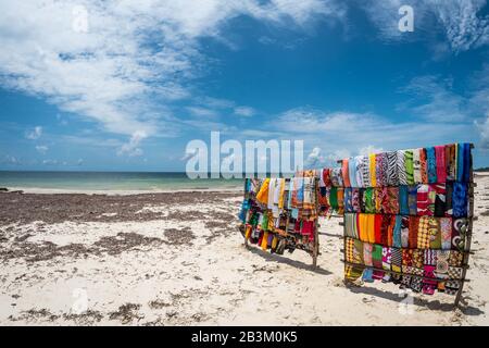 Reisen Sie Diani-Beach, Kenia, Watamu, Souvenirladen in der tropischen Strandlandschaft von Sansibar Seascape Stockfoto