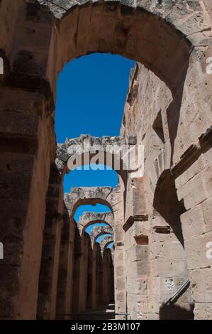 Das römische Kolosseum in El Djem ist eines der größten Kolosseum, das jemals gebaut wurde, und das Juwel in der Krone der römischen Stadt Thysdrus, die einst de hielt Stockfoto