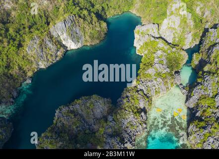 Blick von oben, atemberaubender Blick auf die große Lagune und die Kleine Lagune, zwei schöne Buchten kristallklaren Wassers umgeben von felsigen Klippen. Stockfoto