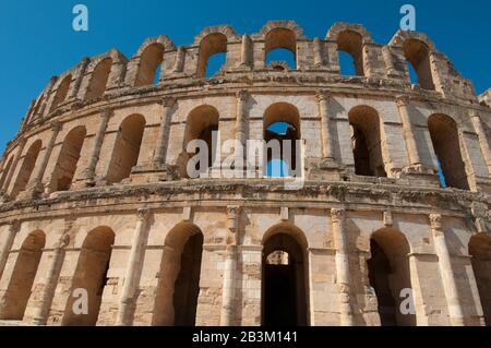 Das römische Kolosseum in El Djem ist eines der größten Kolosseum, das jemals gebaut wurde, und das Juwel in der Krone der römischen Stadt Thysdrus, die einst de hielt Stockfoto