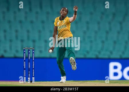 Sydney, Australien. März 2020. Ayabonga Khaka von Südafrika Bowling während des T20-WM-Halbfinalspiels Der Frauen zwischen Australien und Südafrika im Sydney Cricket Ground, Sydney, Australien am 5. März 2020. Foto von Peter Dovgan. Nur redaktionelle Nutzung, Lizenz für kommerzielle Nutzung erforderlich. Keine Verwendung bei Wetten, Spielen oder einer einzelnen Club-/Liga-/Spielerpublikationen. Kredit: UK Sports Pics Ltd/Alamy Live News Stockfoto