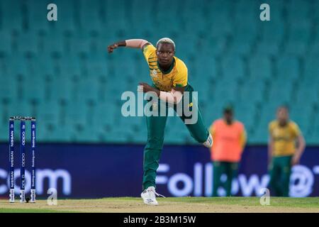 Sydney, Australien. März 2020. Nonkuuleko Mlaba aus South Africa Bowls beim T20-WM-Halbfinalspiel Der Frauen zwischen Australien und Südafrika im Sydney Cricket Ground, Sydney, Australien am 5. März 2020. Foto von Peter Dovgan. Nur redaktionelle Nutzung, Lizenz für kommerzielle Nutzung erforderlich. Keine Verwendung bei Wetten, Spielen oder einer einzelnen Club-/Liga-/Spielerpublikationen. Kredit: UK Sports Pics Ltd/Alamy Live News Stockfoto