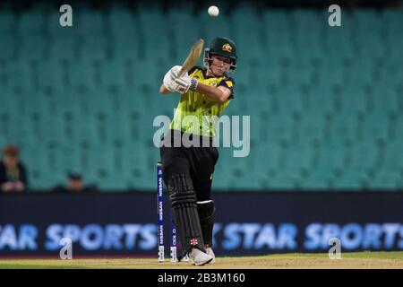 Sydney, Australien. März 2020. Beth Mooney aus Australien spielt beim T20-WM-Halbfinalspiel Der Frauen zwischen Australien und Südafrika im Sydney Cricket Ground, Sydney, Australien, am 5. März 2020 einen Schuss. Foto von Peter Dovgan. Nur redaktionelle Nutzung, Lizenz für kommerzielle Nutzung erforderlich. Keine Verwendung bei Wetten, Spielen oder einer einzelnen Club-/Liga-/Spielerpublikationen. Kredit: UK Sports Pics Ltd/Alamy Live News Stockfoto