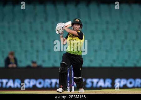 Sydney, Australien. März 2020. Beth Mooney aus Australien spielt beim T20-WM-Halbfinalspiel Der Frauen zwischen Australien und Südafrika im Sydney Cricket Ground, Sydney, Australien, am 5. März 2020 einen Schuss. Foto von Peter Dovgan. Nur redaktionelle Nutzung, Lizenz für kommerzielle Nutzung erforderlich. Keine Verwendung bei Wetten, Spielen oder einer einzelnen Club-/Liga-/Spielerpublikationen. Kredit: UK Sports Pics Ltd/Alamy Live News Stockfoto